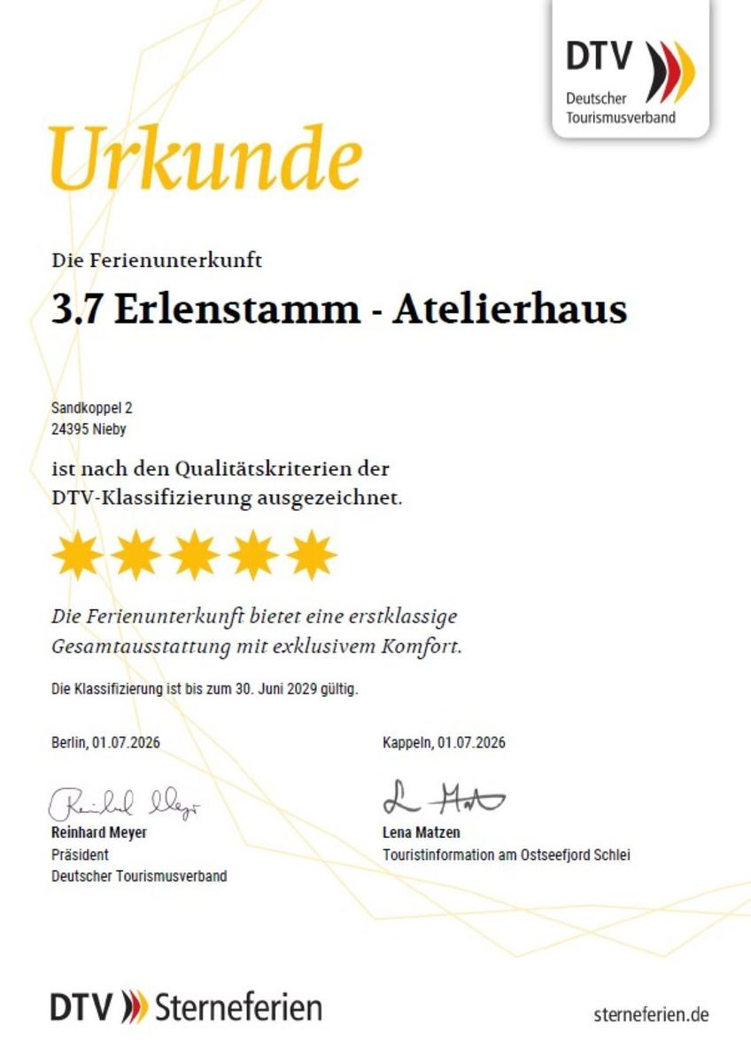 Schlafzimmer mit Bett, Fenster und Stehlampe.