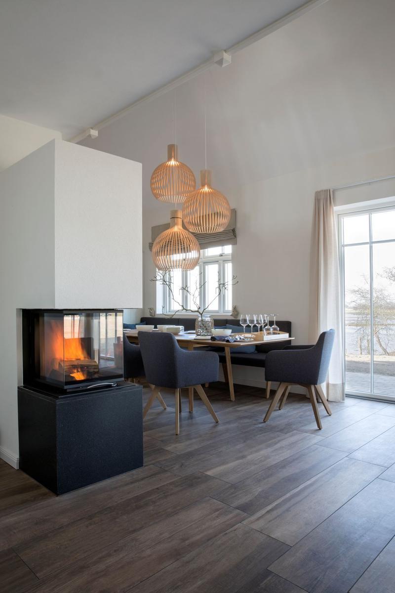 Holzsauna mit Sitzbänken und Eimer mit Löffel.