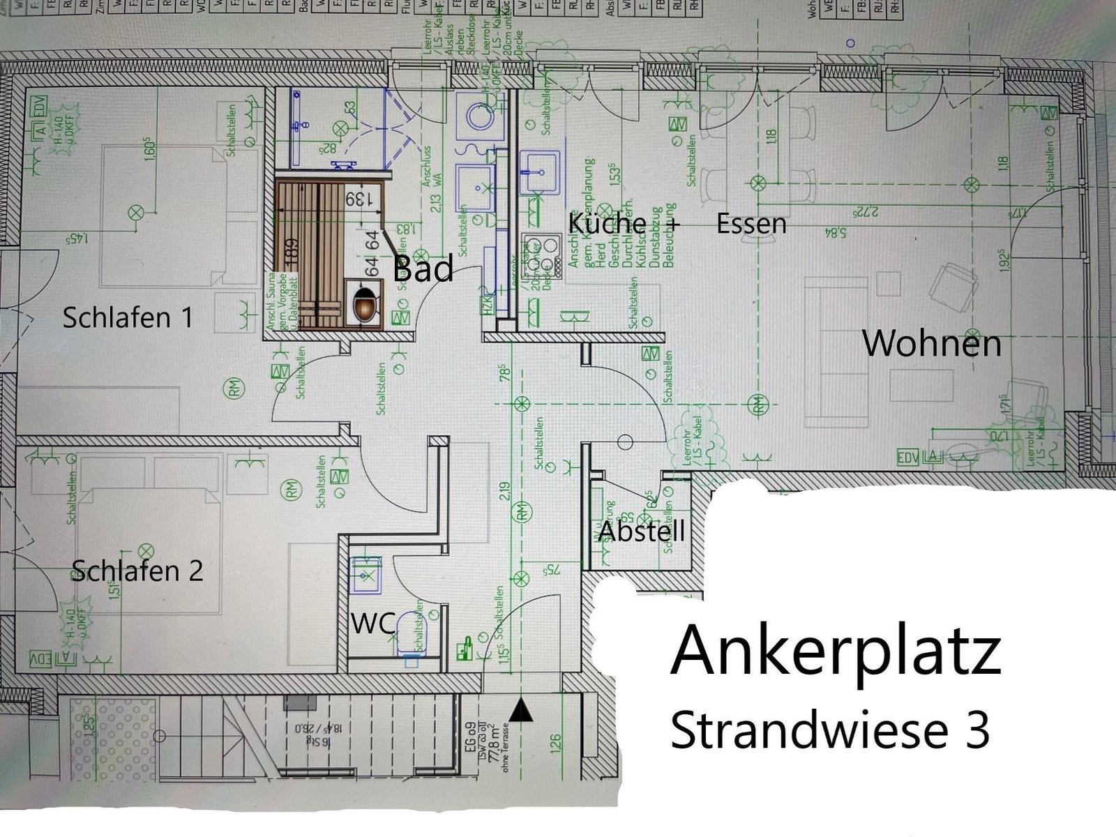 Moderne Ferienwohnung mit Balkon, Terrasse und Garten. Außenbereich mit Liege und Tisch.