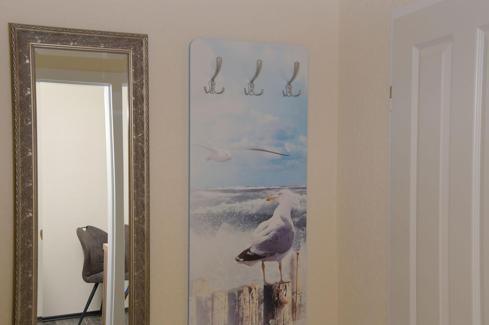 Das Apartment hat zwei Schlafzimmer, eine Küche, ein Bad und einen Wohnbereich.