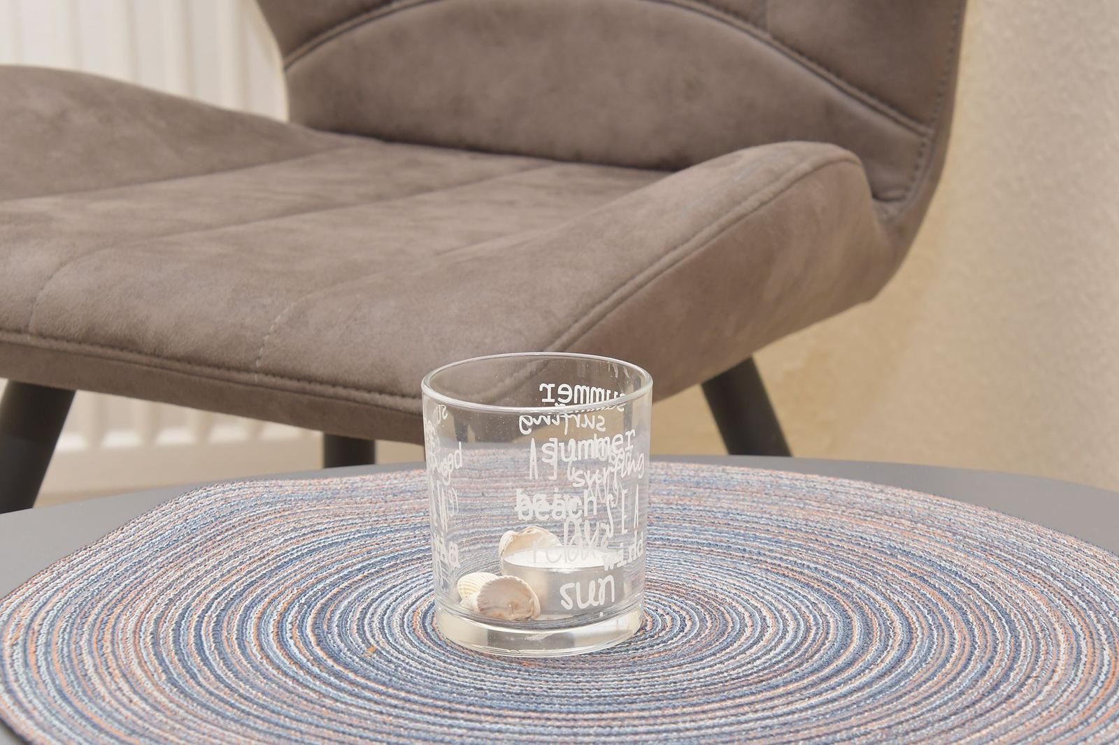 Bettkopf mit Kissen und Bettwäsche mit Segelyacht-Motiv.