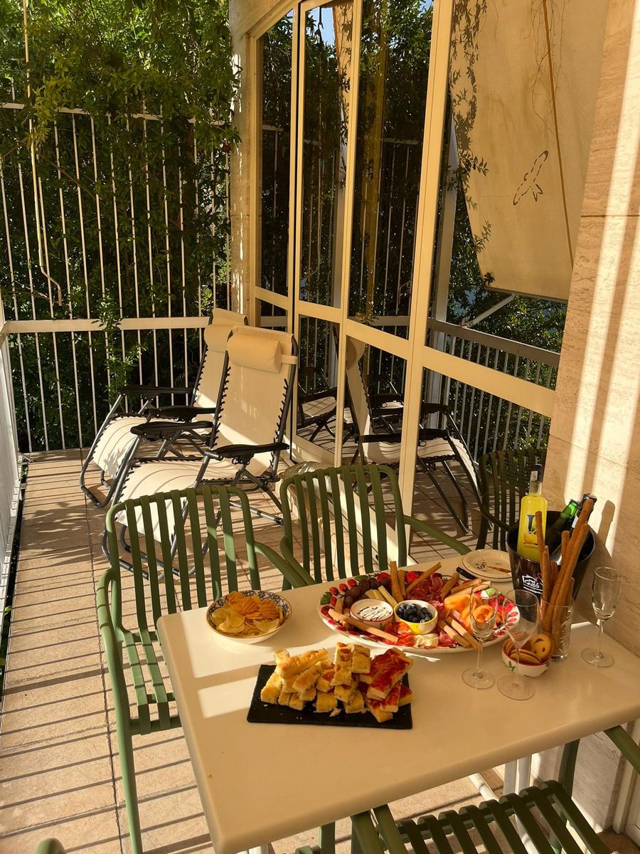sonnenbelichtetes Esszimmer mit großem Fenster und toller Sicht auf die Bergkulisse