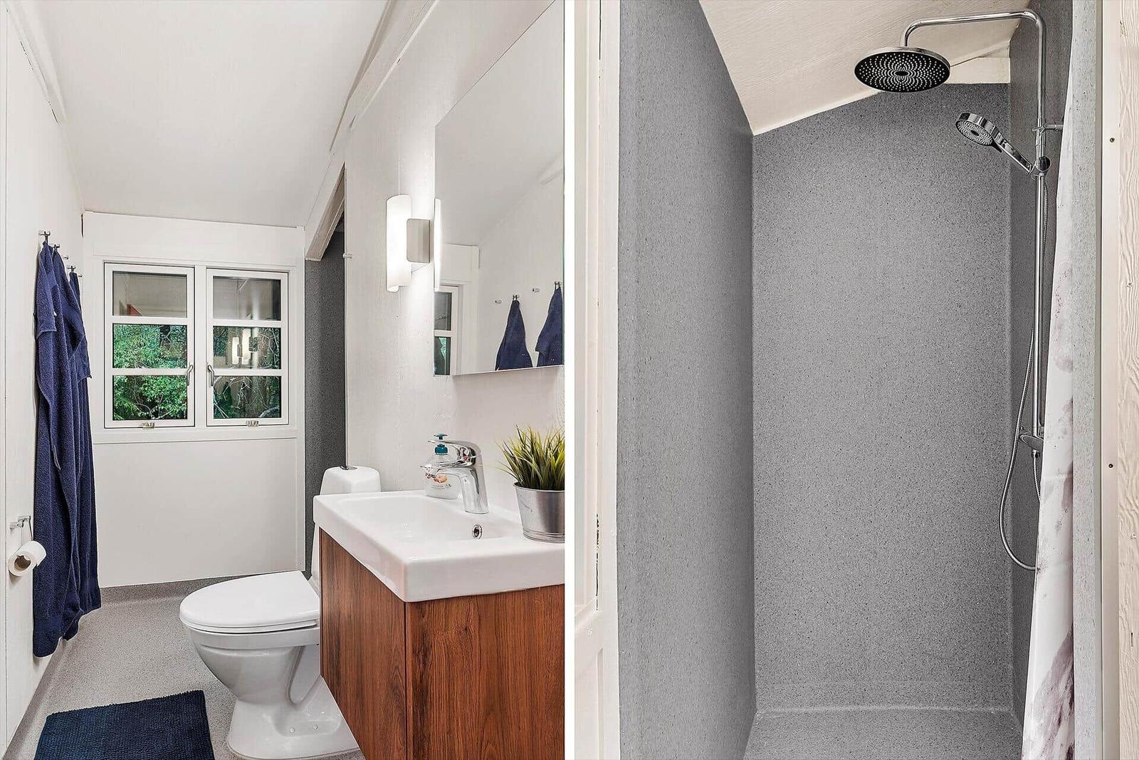 Holzhaus mit Terrasse, Liegestühlen und Grünfläche. Umgeben von Bäumen.