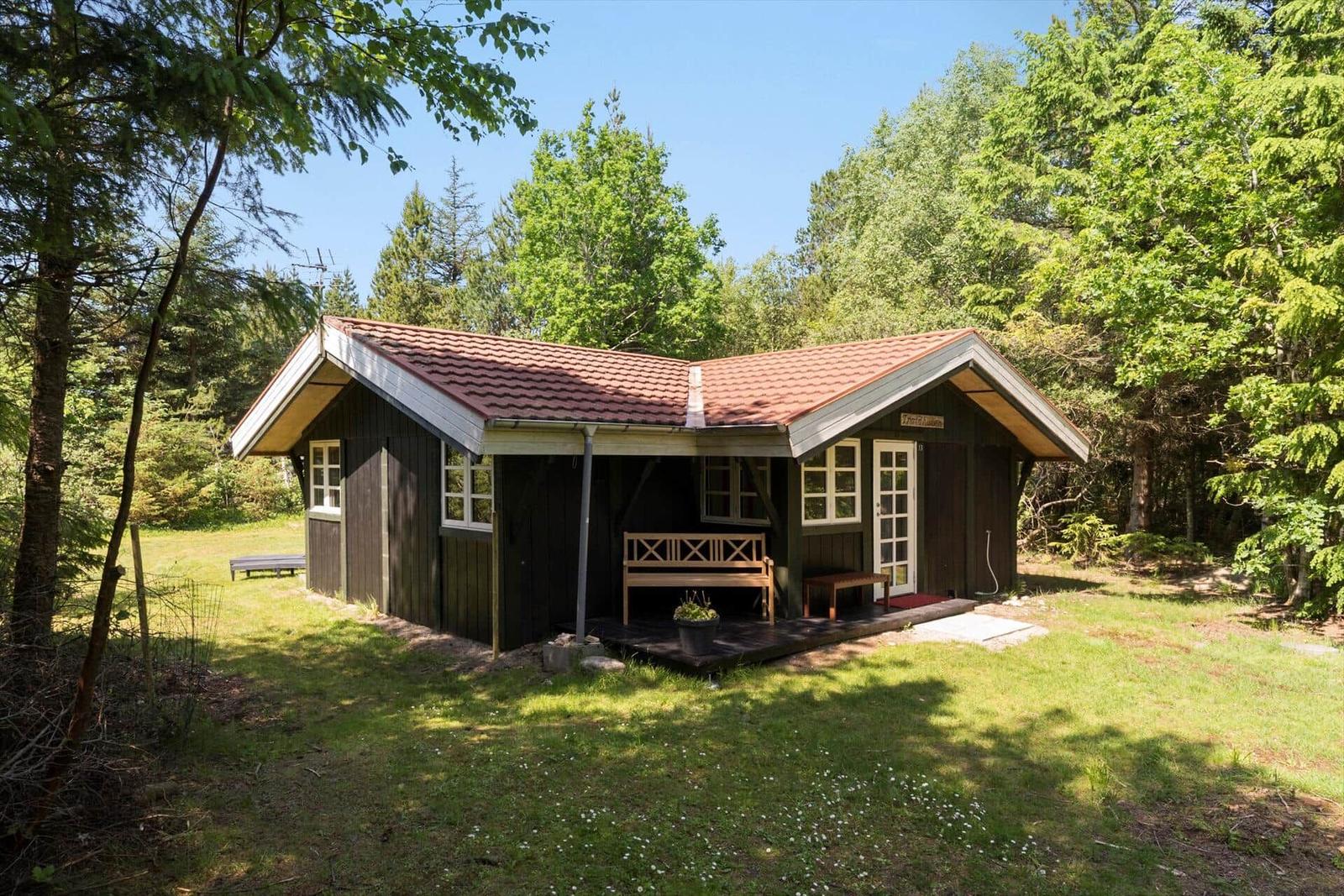 Badezimmer mit Dusche, Toilette und Waschbecken mit Spiegel.