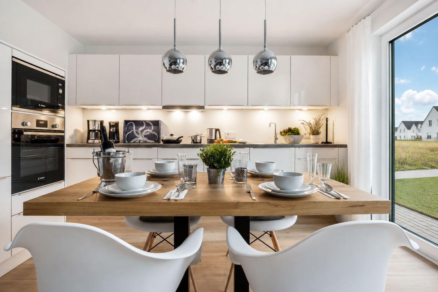 Wohnung mit zwei Schlafzimmern, Bad, Wohn- und Essbereich sowie Terrasse und Balkon.