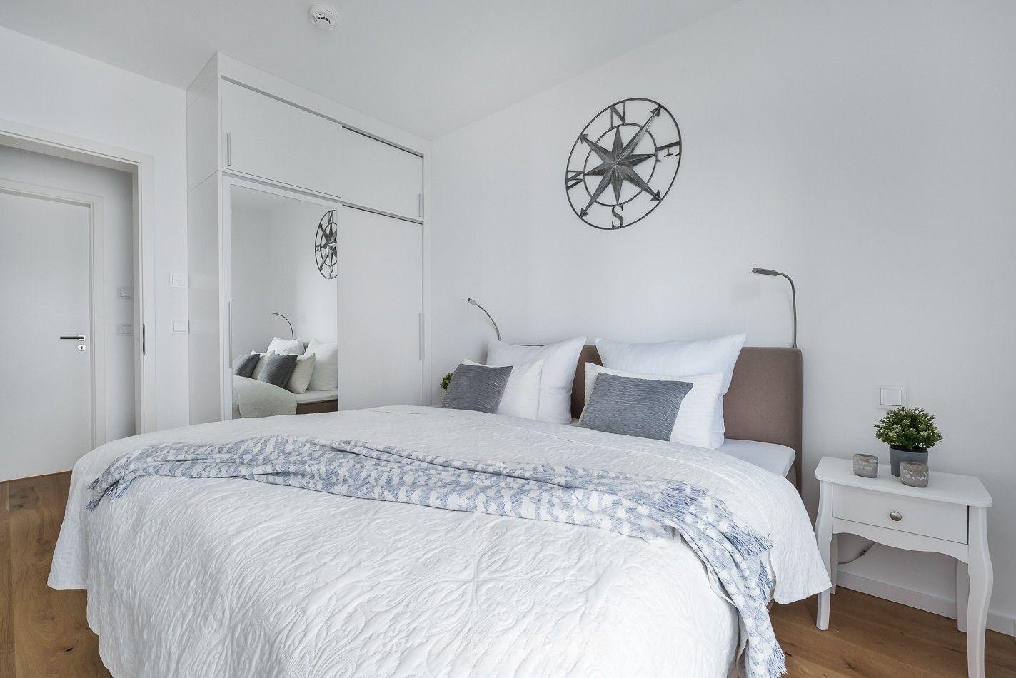 Zimmer mit zwei Betten, Wand-TV und Fenster zum Balkon.