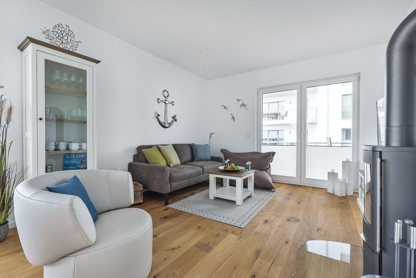 Wohnzimmer mit Kamin, TV und Essbereich im Hintergrund.