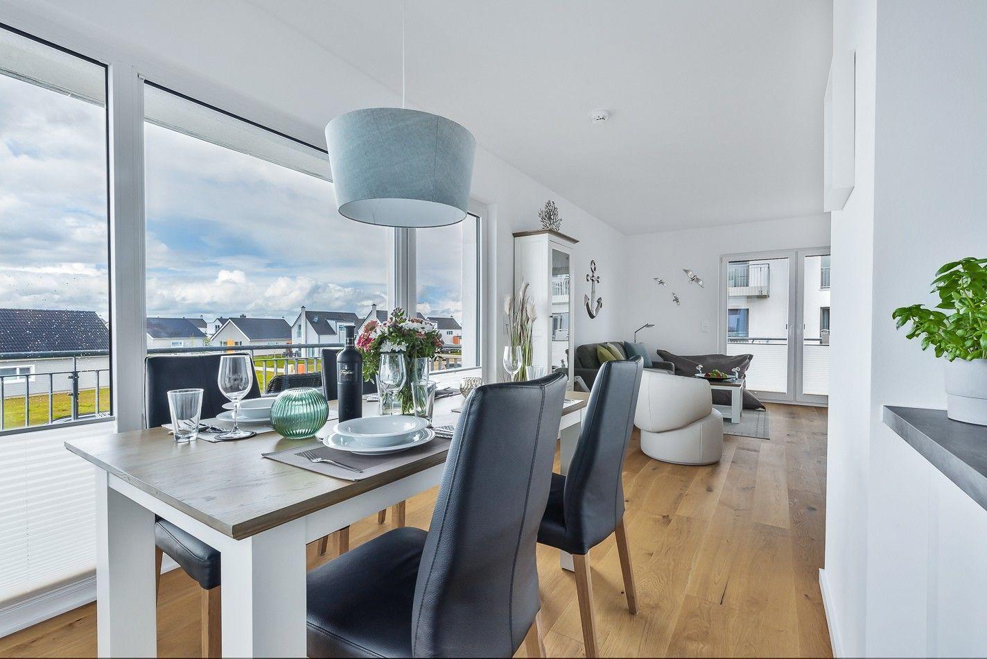 Esszimmer mit Tisch, Stühlen und Blick auf Balkon