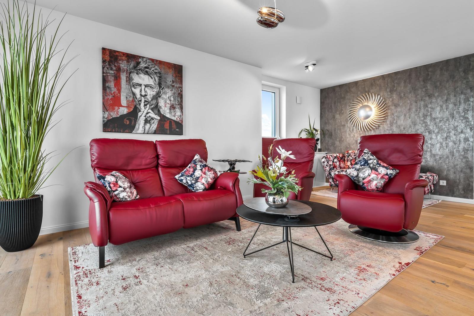 Penthouse mit Wohnen, Küche, Sauna, Bad und Balkon. Dachterrasse und Treppenhaus.