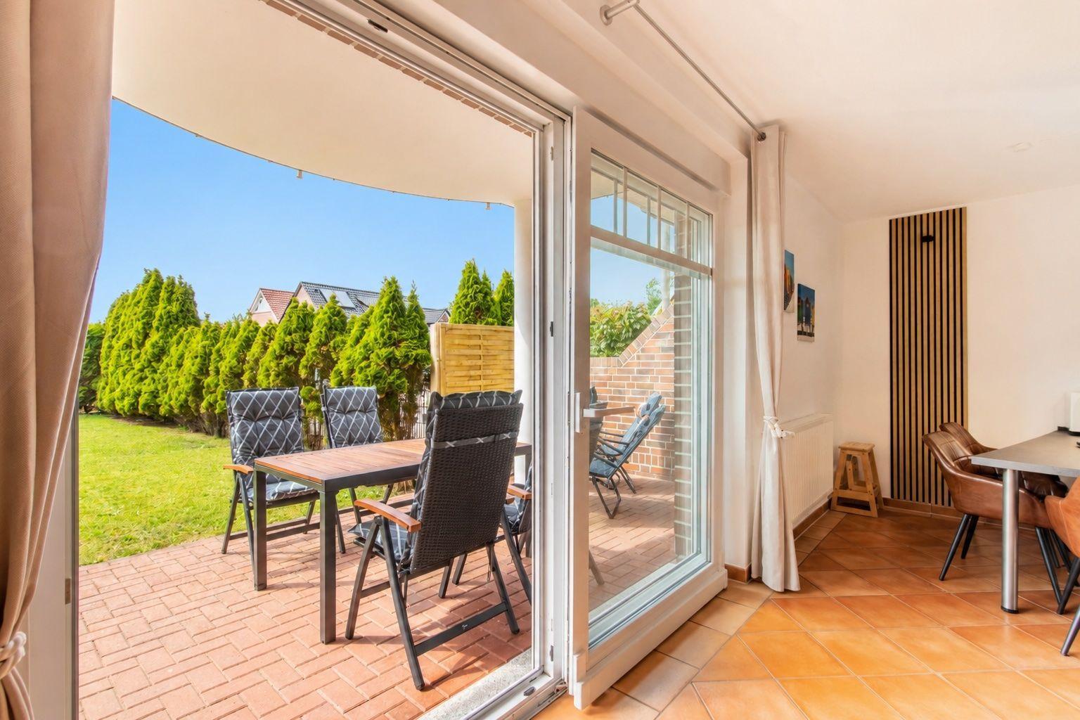 Grundriss zeigt Garten, Terrasse, Wohnen/Kochen, zwei Schlafzimmer, Bad und Parkplatz.
