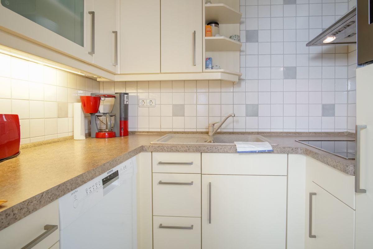 Die Wohnung hat eine Küche, ein Bad, zwei Schlafzimmer und einen Wohnbereich mit Essplatz.