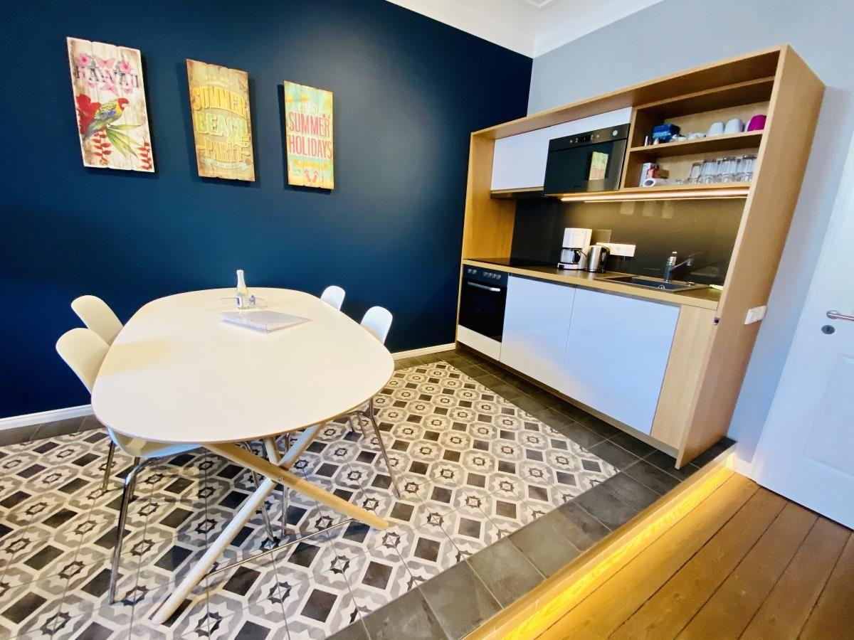 Schlafzimmer mit Bett, Schreibtisch und Kleiderschrank.