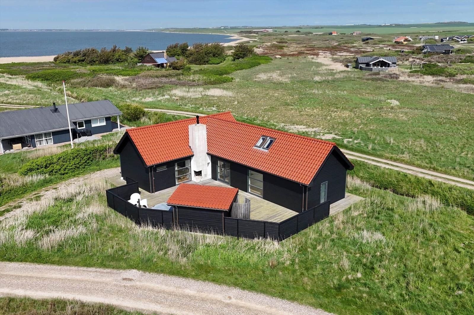 Stueplan zeigt drei Schlafzimmer, Küche, Bad und Terrasse mit Kompass.