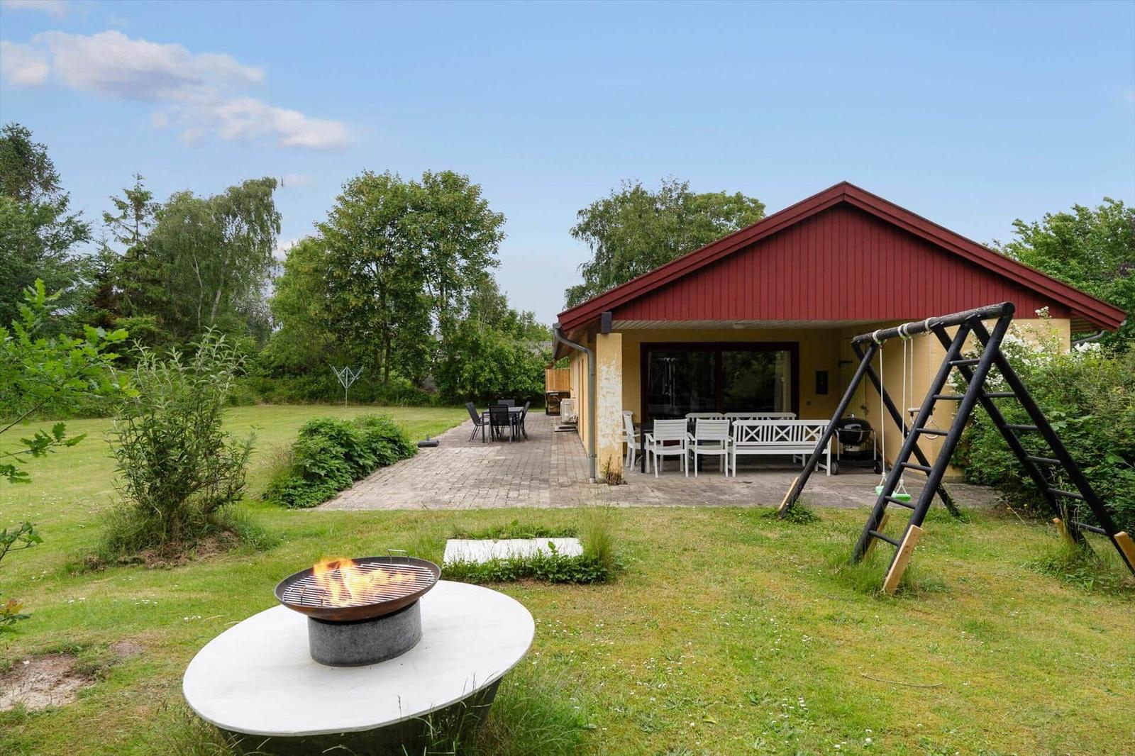 Traditionelles Haus mit Strohdach am Wasser