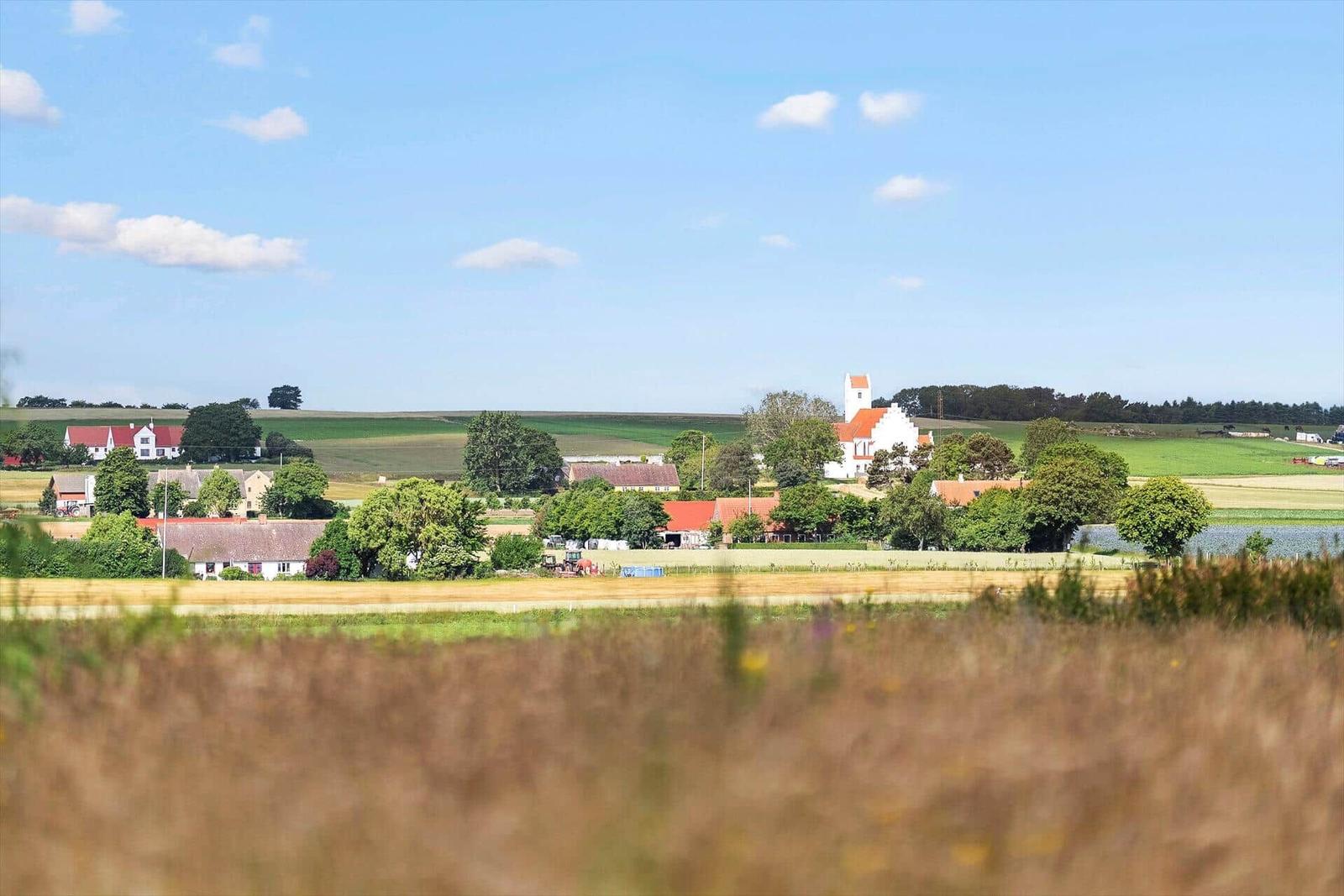 Hafen mit vielen Segelyachten und Booten im Hintergrund.