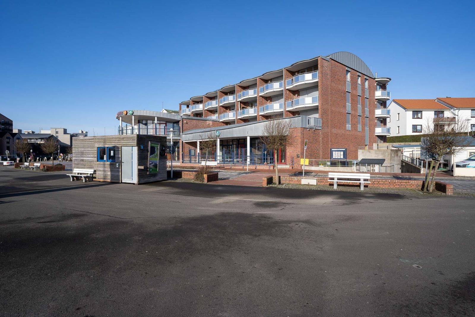 Das Gebäude Luzifer mit Café und Terrasse. Hintergrund: Schutzstation Wattenmeer.