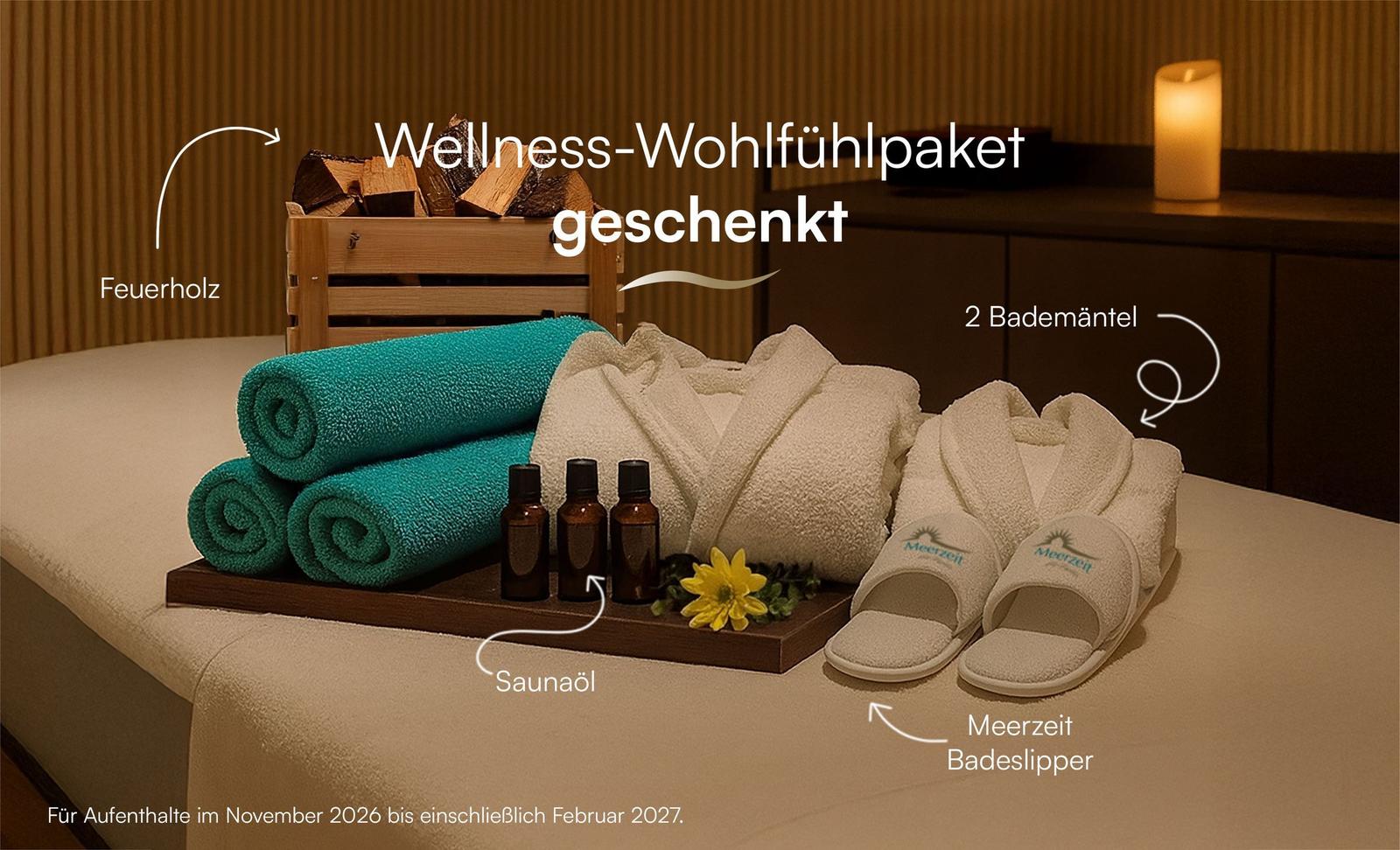Schlafzimmer mit Doppelbett, Balkontür und zwei Nachttischen.