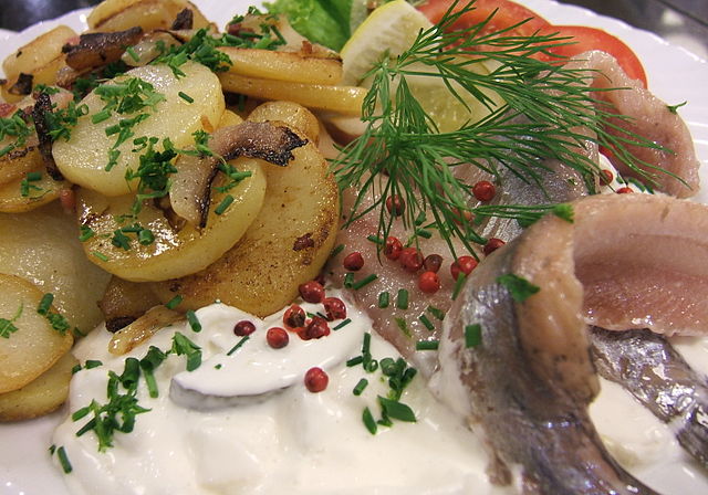 Traditionelle Küche Matjes mit Bratkartoffeln