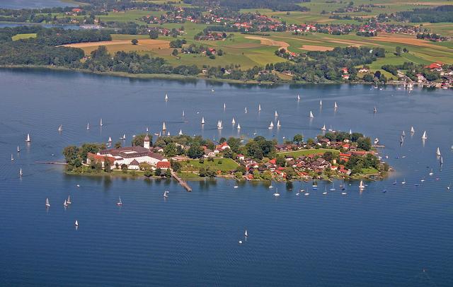 Blick auf die Insel Frauenchiemsee und das Kloster Frauenwörth