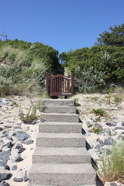Steintreppe mit Holztor