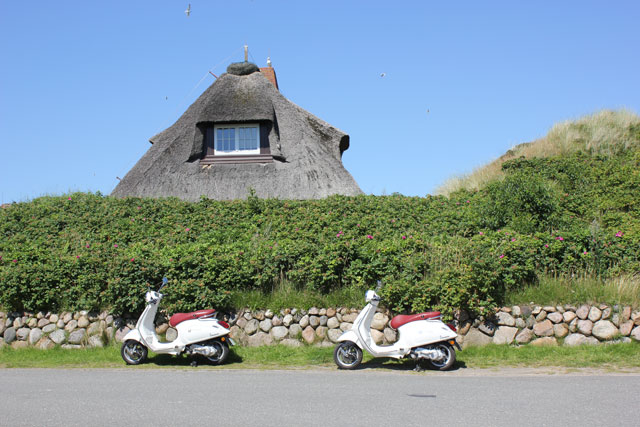 Vespas vor Reetdachhaus