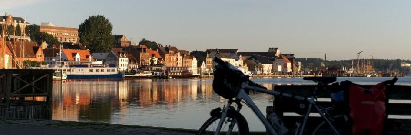 Blick über den Hafen auf Flensburg
