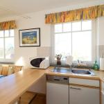 Die Küchenzeile mit Spüle uvm