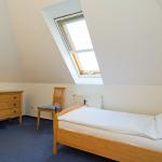 Das 2. Schlafzimmer mit Einzelbetten und Kommode