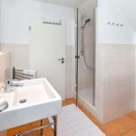 Badezimmer mit Echtglasdusche