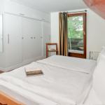 Schlafzimmer mit großem Einbauschrank