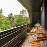 Balkon mit Blick über den Garten