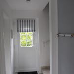 Heller Flur mit Blick zur Haustür