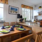 Esstisch und Küchenzeile