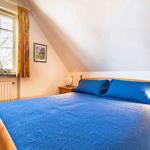 Schlafzimmer mit Doppelbett