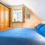 und großem Kleiderschrank