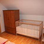 das 5. Schlafzimmer verfügt über ein zusätzliches Kinderbett und einen Wickeltisch