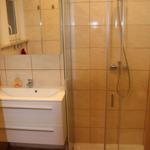 Badezimmer mit Waschplatz und Dusche im EG.