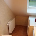 Toilette mit Waschplatz, Waschmaschine und Wäschetrockner in der 1. Etage