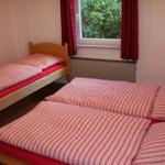 1. Schlafzimmer im EG mit Doppelbett und Einzelbett