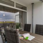 großer Balkon ...