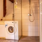 Tageslicht Badezimmer mit ebenerdiger Regendusche, Waschmaschine und Trockner