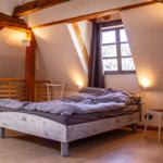 Galerieebene als zweites Schlafzimmer mit Doppelbett und zwei Einzelbetten