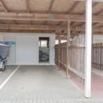 Parkplätze und ein Abstellplatz für Fahrräder