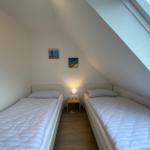 Schlafzimmer mit zwei Einzelbetten