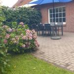 Terrasse mit Gartenmöbeln
