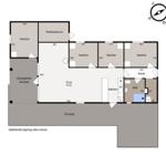 Flur mit drei Schlafzimmern, Küche, Bad und Terrasse. Große Wohnfläche mit überdachter Terrasse.