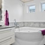 Badezimmer mit Badewanne, Waschbecken und Dusche