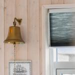 Wand mit messing Glocke, Fenster mit Jalousie und Schiffsbild