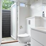 Badezimmer mit Toilette, Waschbecken und Dusche im Freien.