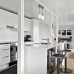 Küche mit Arbeitsplatte und Barhocker